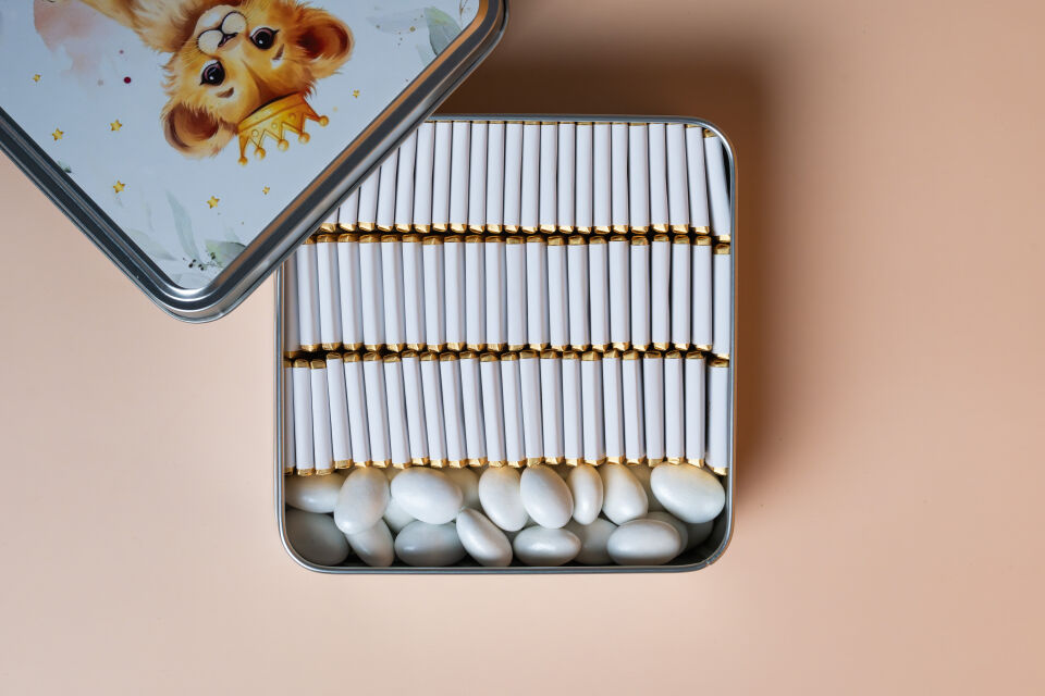 Metal Kare Bebek Kutusu  ( 50 Ad. Madlen + 200Gr. Badem Şekeri )